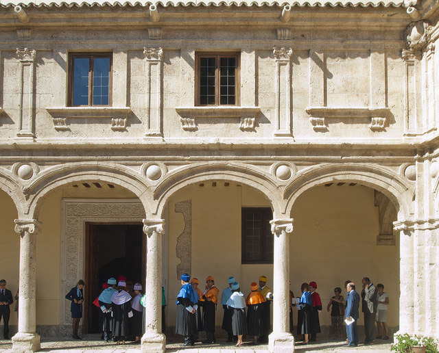 Comitiva académica en la inauguración del curso de la Universidad de Alcalá